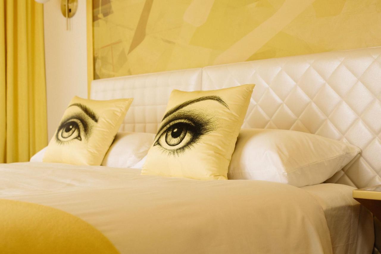 Angad Arts Hotel St Louis, Tapestry Collection By Hilton Saint Louis Dış mekan fotoğraf The bedroom of the suite