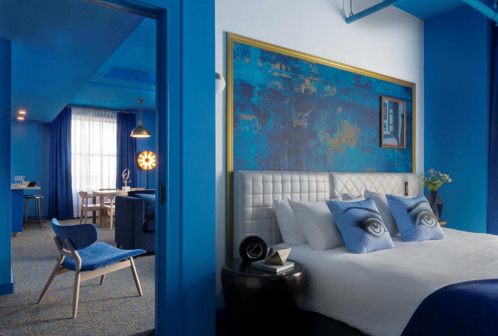 Angad Arts Hotel St Louis, Tapestry Collection By Hilton Saint Louis Dış mekan fotoğraf A suite at the Hotel Indigo, Paris Montmartre