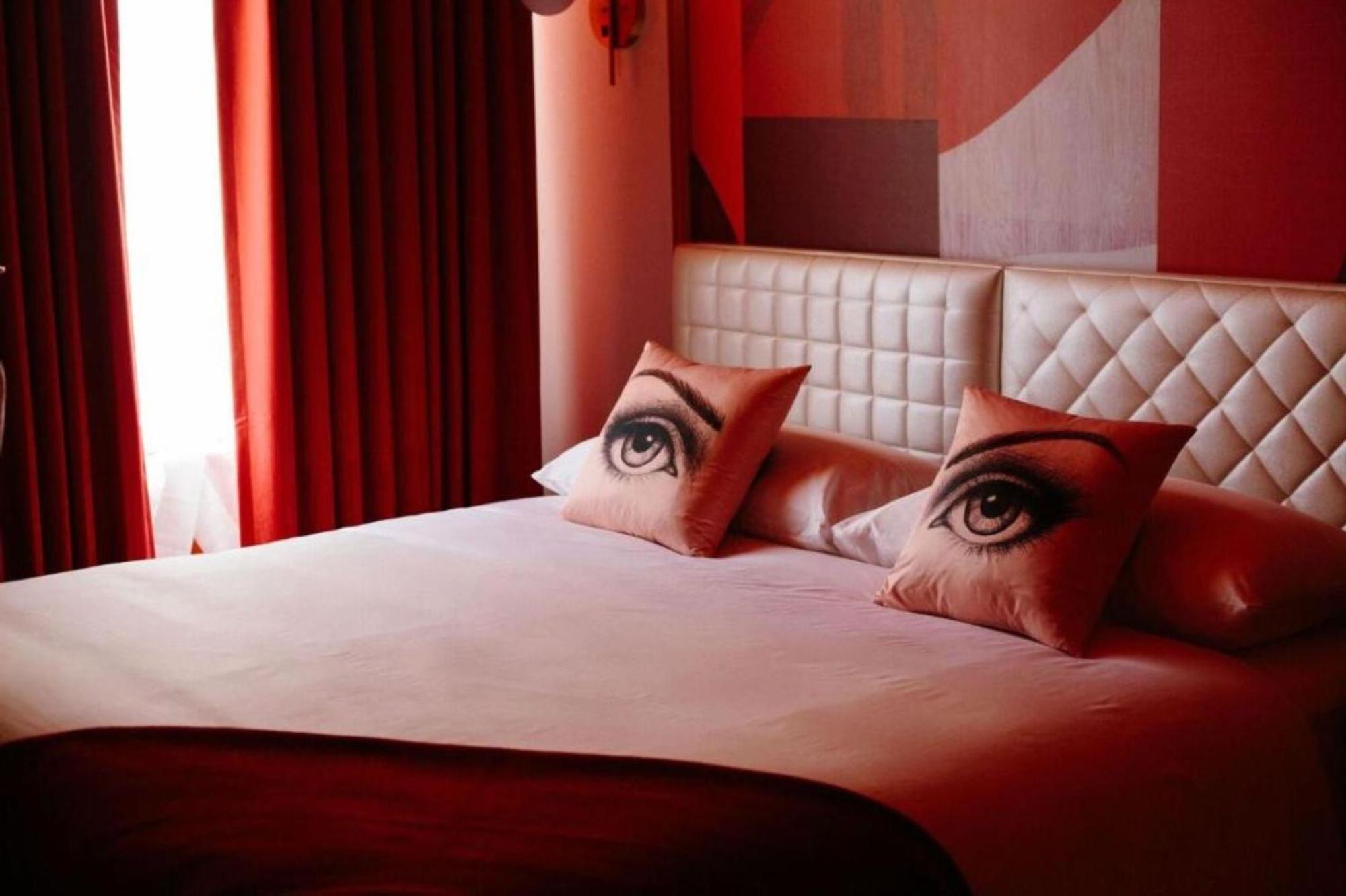 Angad Arts Hotel St Louis, Tapestry Collection By Hilton Saint Louis Dış mekan fotoğraf A room at the Hotel de la Mère Poulard