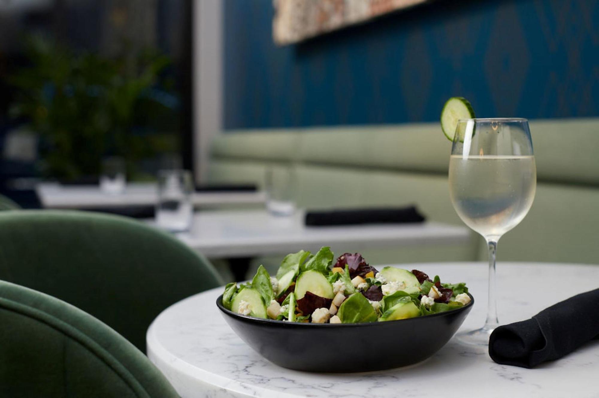 Angad Arts Hotel St Louis, Tapestry Collection By Hilton Saint Louis Dış mekan fotoğraf A salad and a glass of wine